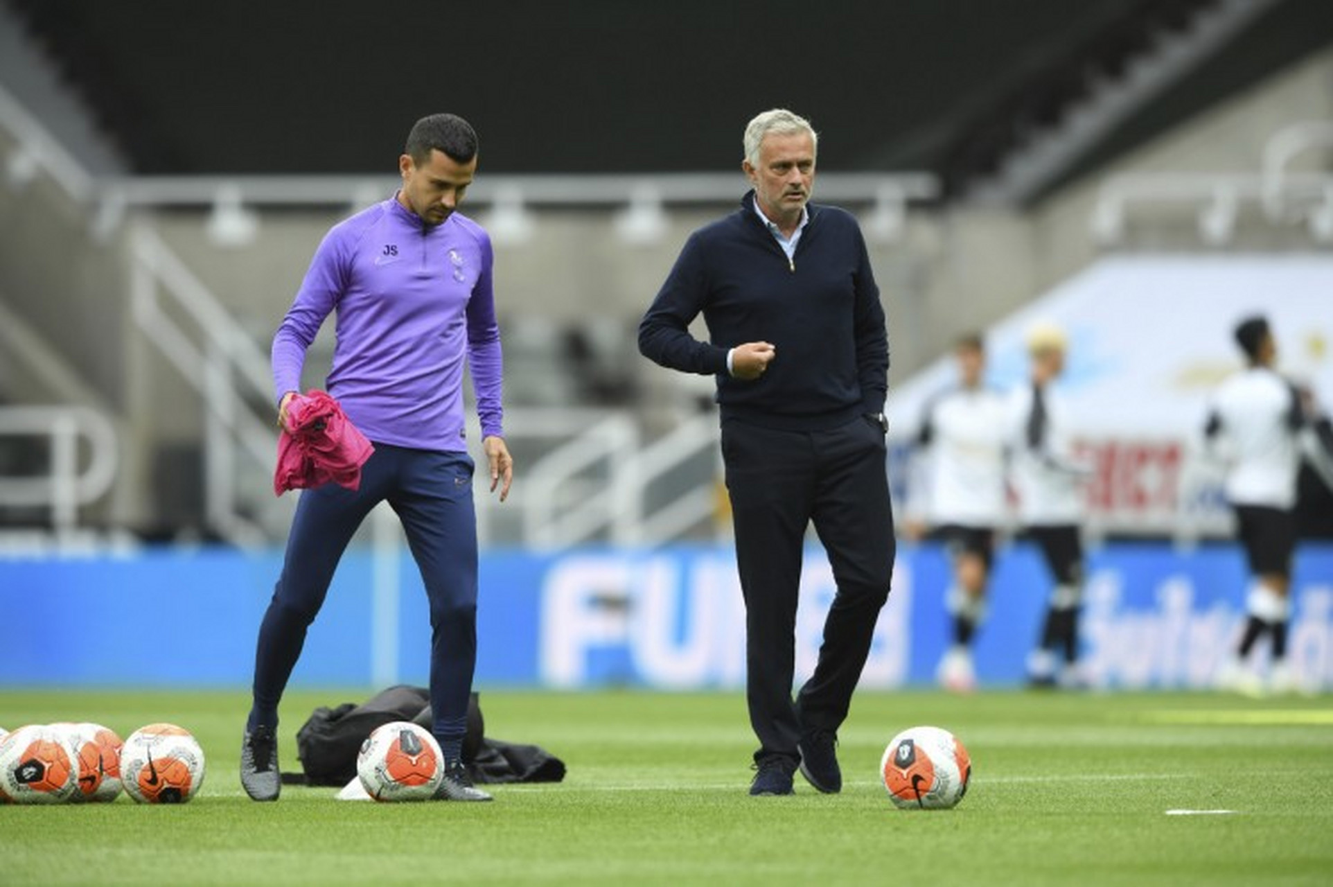 热刺遭遇失利,穆里尼奥怒批球队表现 热刺遭遇失利,穆里尼奥怒批球队表现