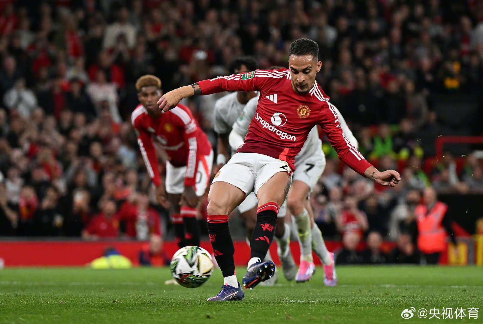 开云下载-英格兰曼联客场大胜，球队表现让人眼前一亮