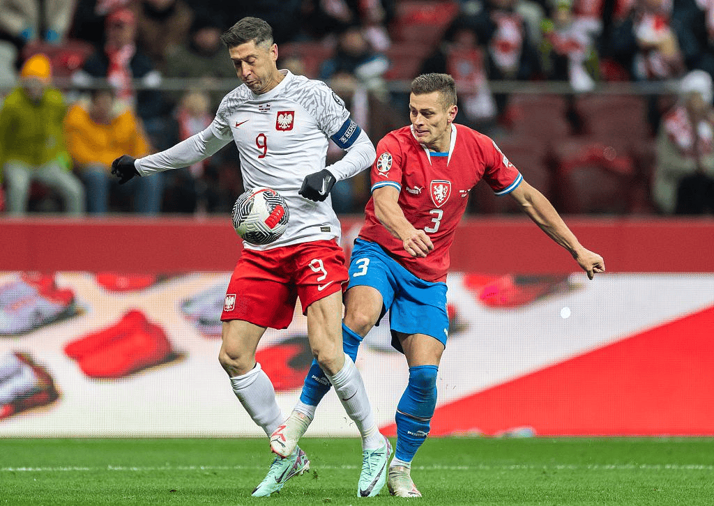 西班牙队面对波兰队的挑战,局势不明! 西班牙队面对波兰队的挑战,局势不明!