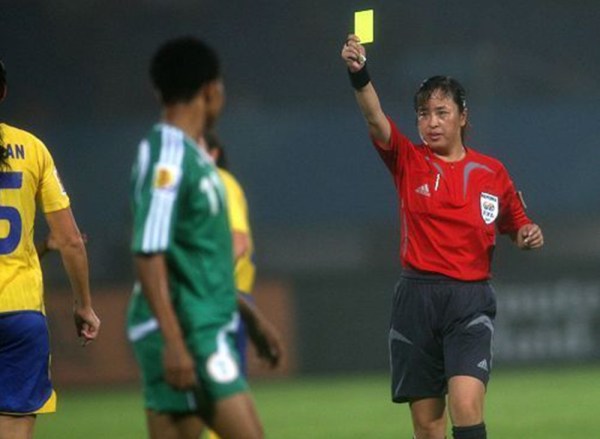 主裁判执法严格,确保比赛秩序井然 主裁判执法严格,确保比赛秩序井然