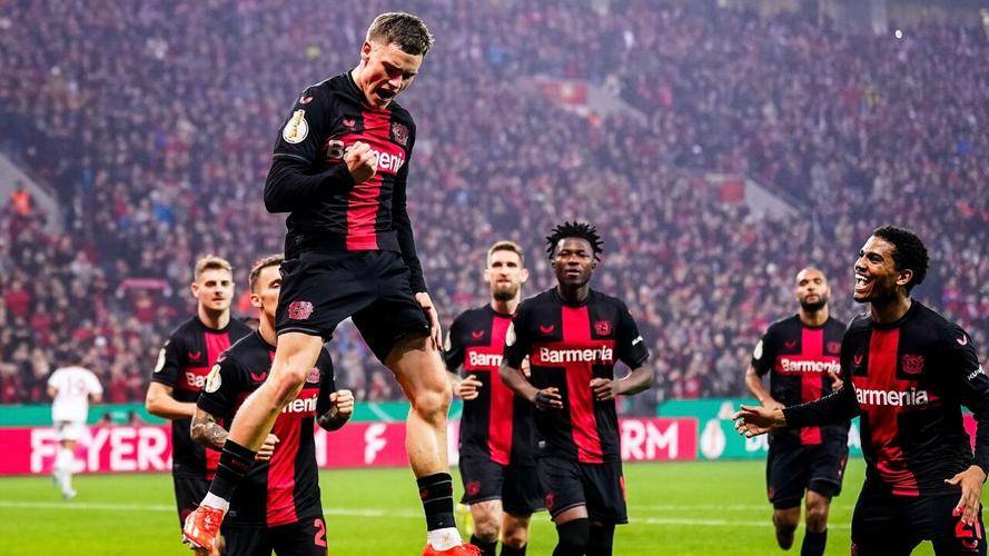 包含斯图加特队员在训练中备战对阵勒沃库森的比赛的词条 包含斯图加特队员在训练中备战对阵勒沃库森的比赛的词条