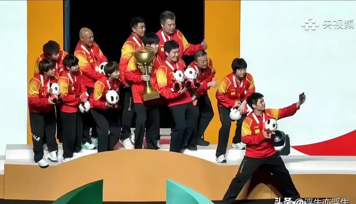 球队连胜斩获冠军喜悦洋溢全场 球队连胜斩获冠军喜悦洋溢全场