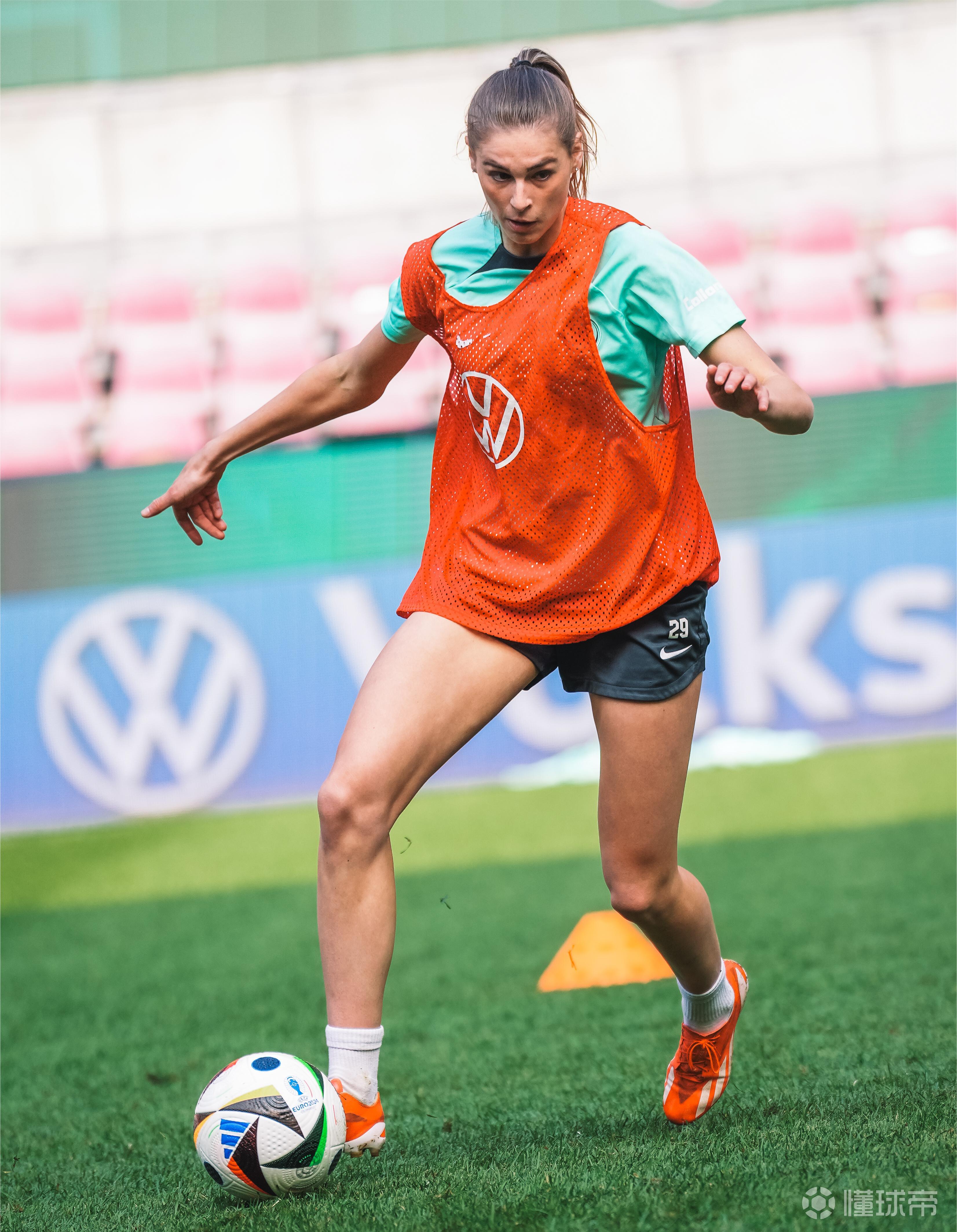 加拿大女足卫冕冠军,夺冠诚意不减 加拿大女足卫冕冠军,夺冠诚意不减