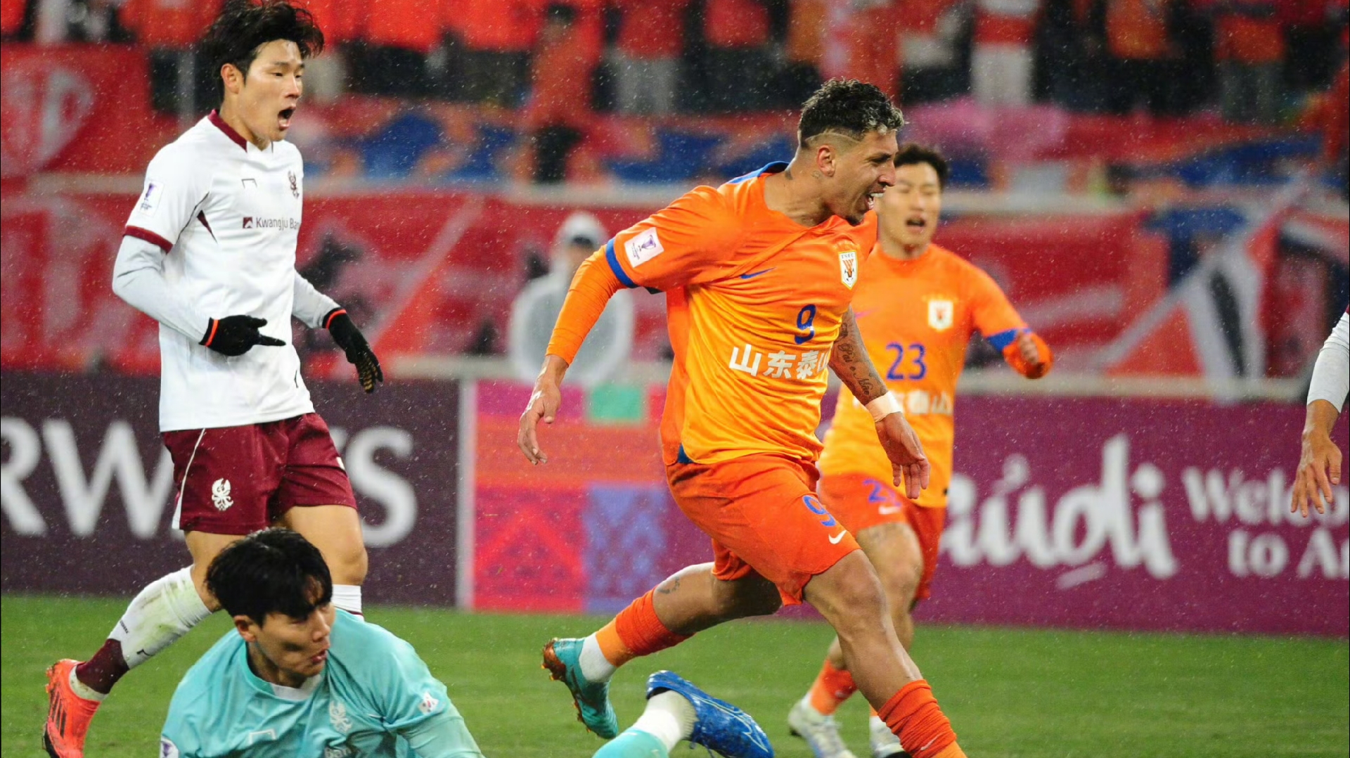 精彩激烈的争夺,球队在赛场上奋勇拼搏 精彩激烈的争夺,球队在赛场上奋勇拼搏