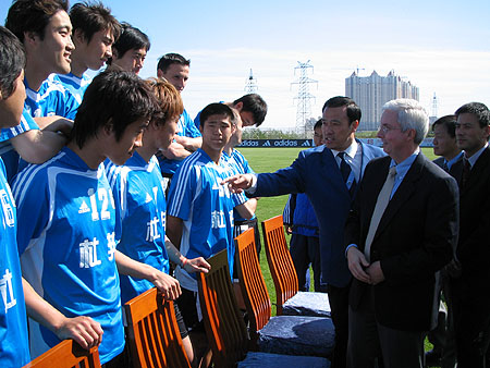 关于大连实德锋线进攻火力全开，轻取对手取胜！的信息