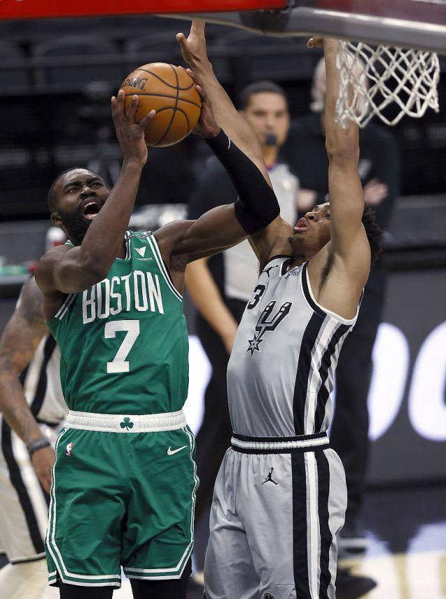 开云体育平台APP-关于开拓者防守漏洞频现，内线失守致使连败加深的信息