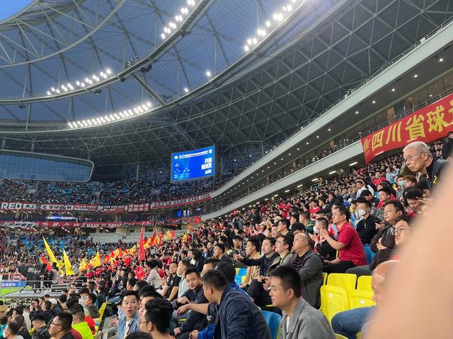 争夺战吸引万众瞩目，球迷热情观赛热泪盈眶的简单介绍