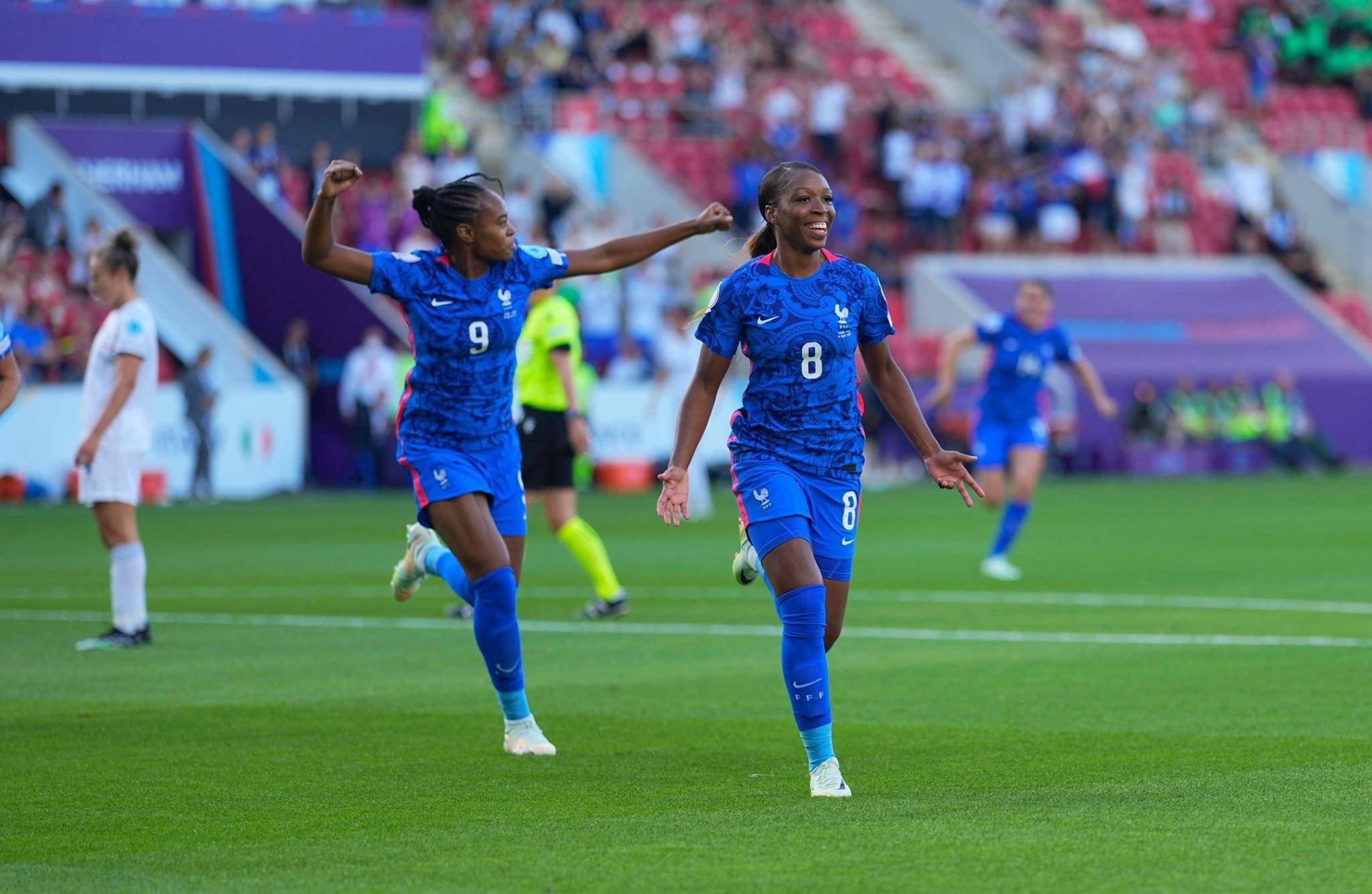 加拿大女足球员训练中状态出色,备战下一场比赛的简单介绍 加拿大女足球员训练中状态出色,备战下一场比赛的简单介绍