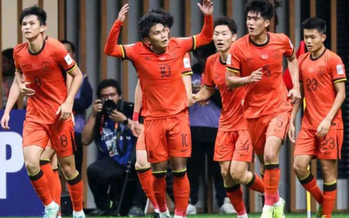 开云体育-热闹足球场！球队在比赛中崭露头角