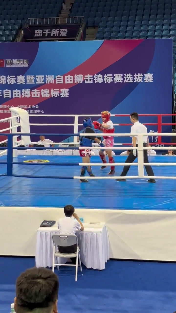 运动员们在擂台上一决高下,展现风采 运动员们在擂台上一决高下,展现风采