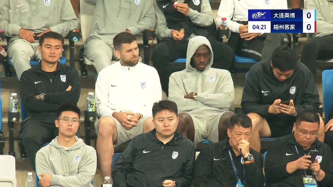 大连一方主场失利,球队面临保级压力 大连一方主场失利,球队面临保级压力