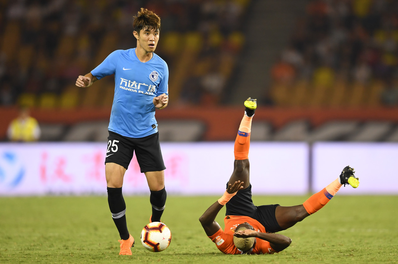 大连一方主场失利,球队面临保级压力 大连一方主场失利,球队面临保级压力