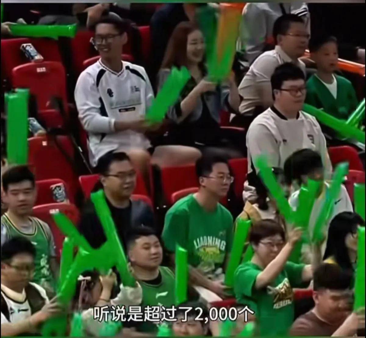 开云下载-包含争夺领军地位激烈对决，全场球迷情绪高涨欢呼不断的词条