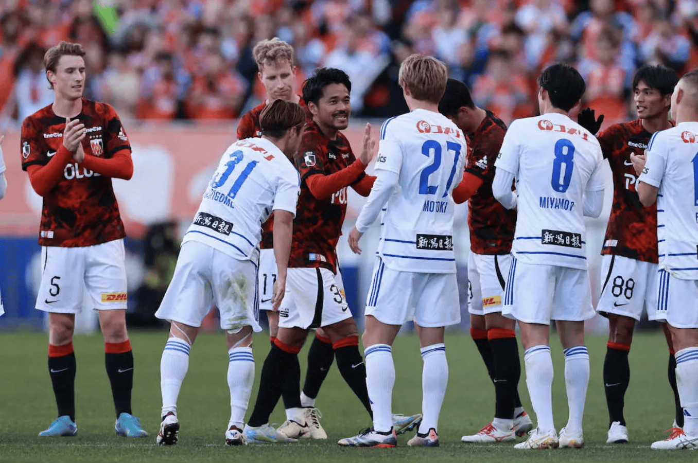 开云体育APP下载-足球赛事即将打响，球员们备战决胜