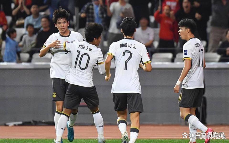 足球比赛中球员士气高涨备战 足球比赛中球员士气高涨备战