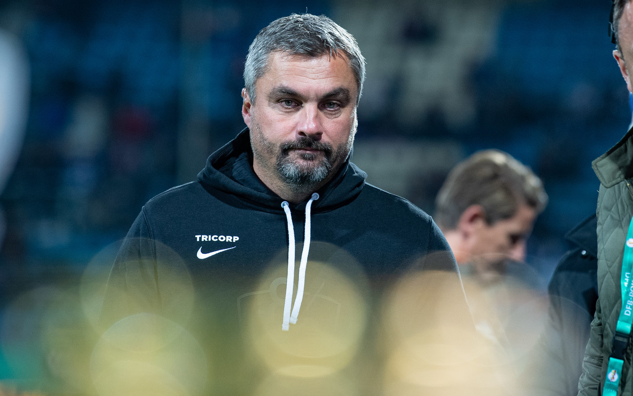 关于沙尔克队在比赛中实力突出,轻松击败对手的信息 关于沙尔克队在比赛中实力突出,轻松击败对手的信息