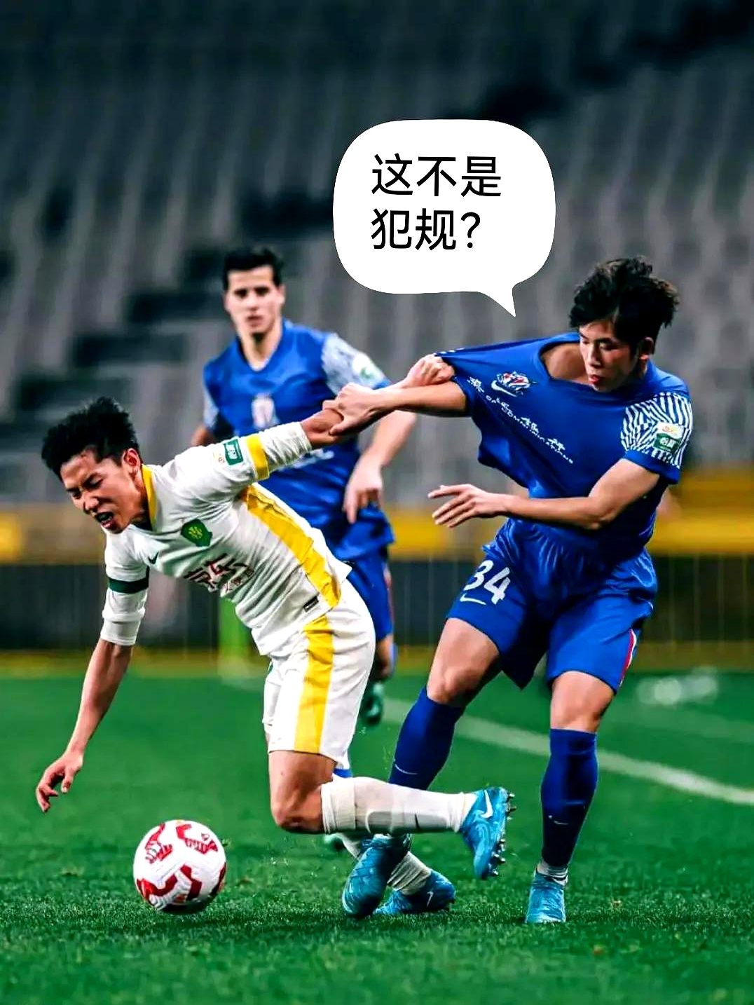 紧张比赛胜负在望,球迷心情沸腾 紧张比赛胜负在望,球迷心情沸腾