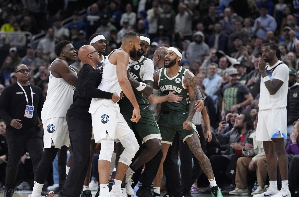 雄鹿全队合力击败对手，安特托昆博再现神勇时刻的简单介绍