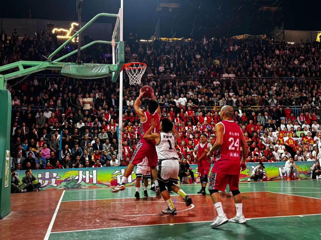 世界篮球赛事引发球迷热情，赛场氛围火爆