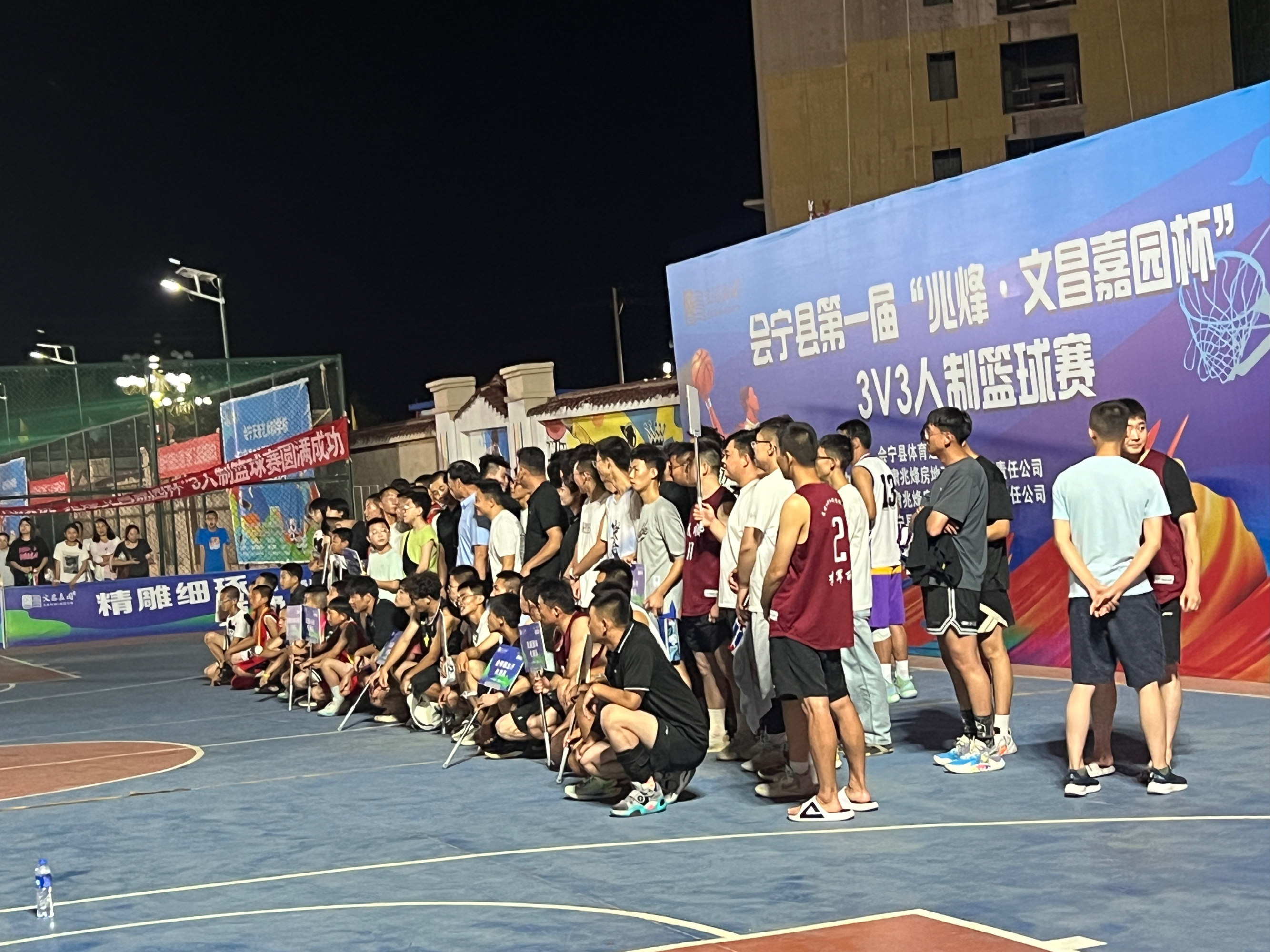 世界篮球赛事引发球迷热情，赛场氛围火爆