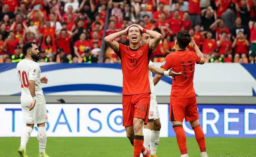 关于裁判判罚引发争议,球迷情绪高涨的信息 关于裁判判罚引发争议,球迷情绪高涨的信息