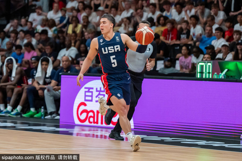 新西兰选手在激烈比拼中逆袭获胜 新西兰选手在激烈比拼中逆袭获胜