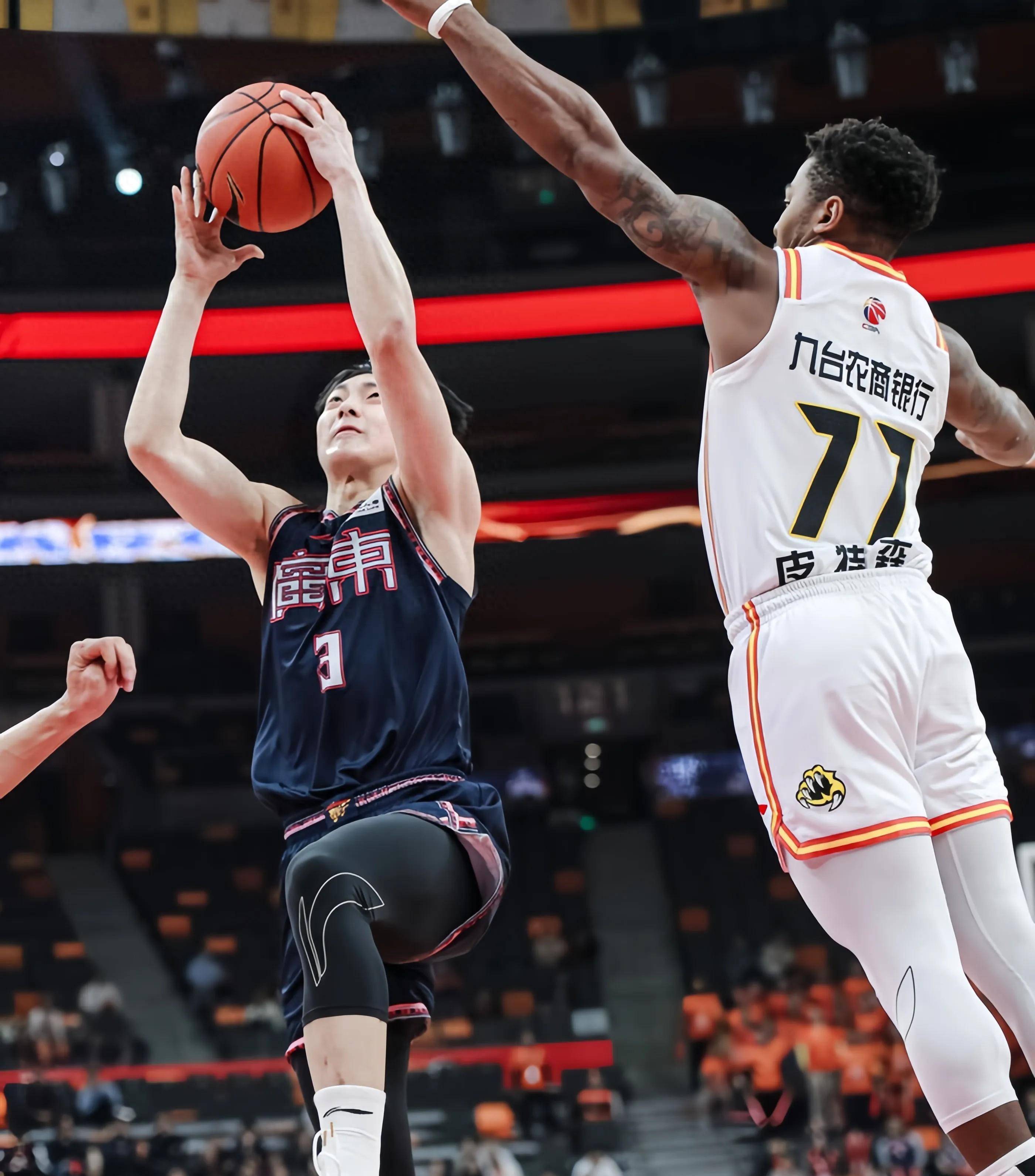 上海大鲨鱼队与广州广东队进行激烈对抗的简单介绍 上海大鲨鱼队与广州广东队进行激烈对抗的简单介绍