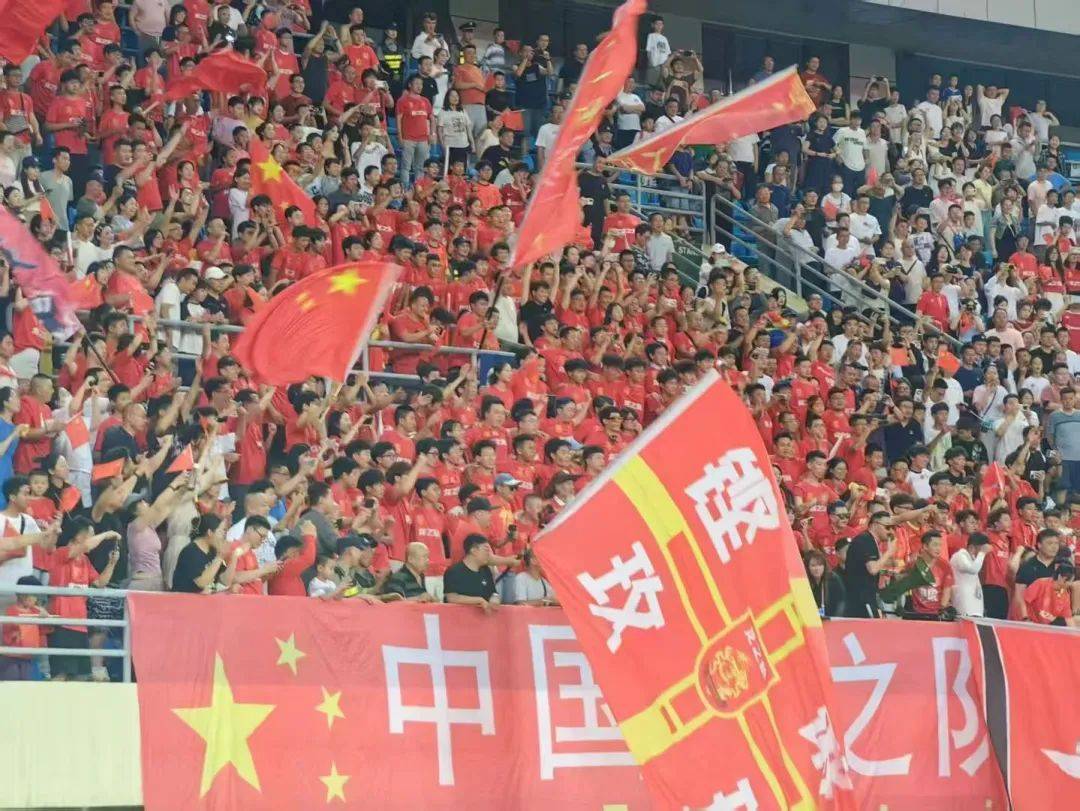 一场备受关注足球盛事完美收官,球迷尽兴观战 一场备受关注足球盛事完美收官,球迷尽兴观战