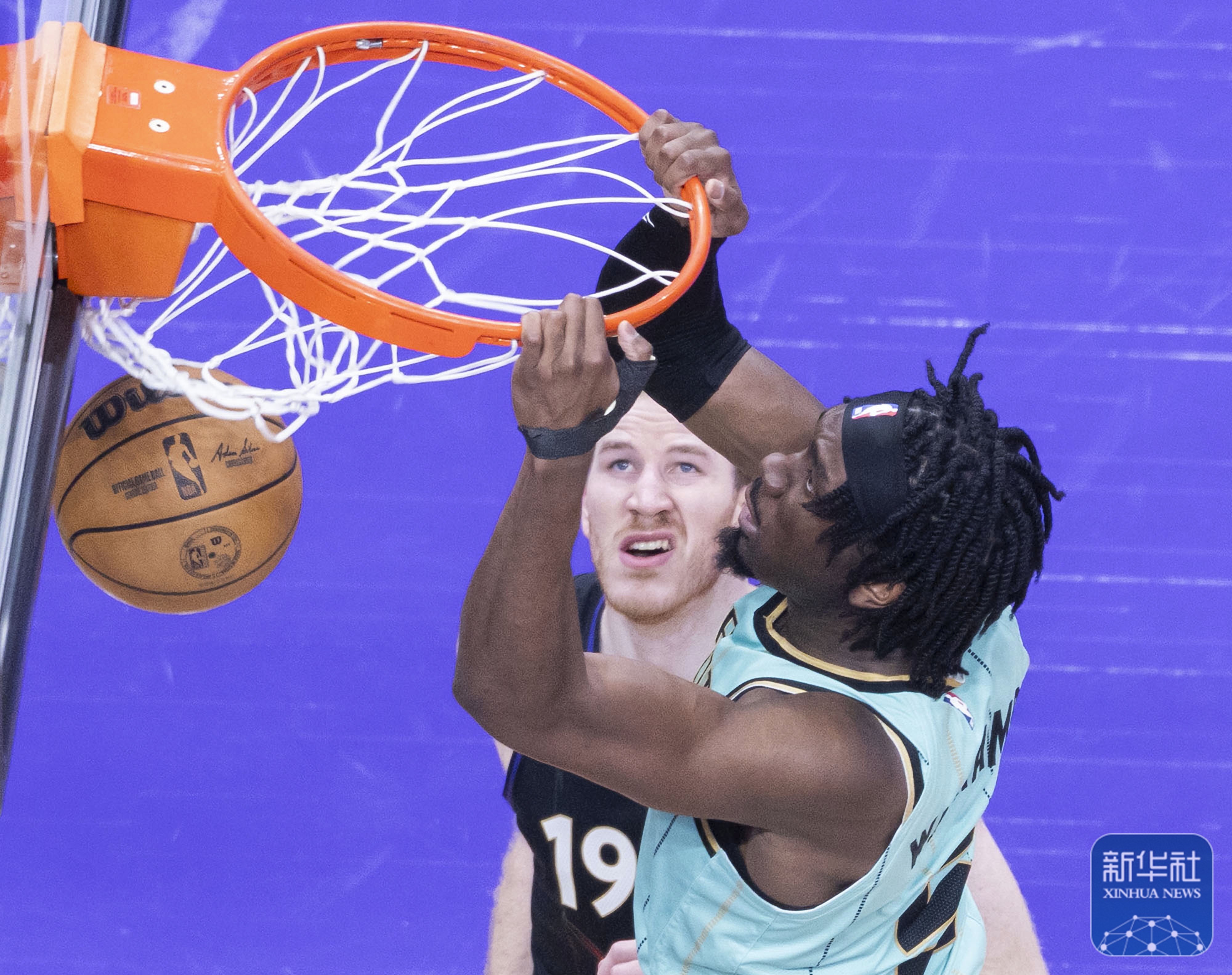 猛龙大胜雄鹿,晋级总决赛 猛龙大胜雄鹿,晋级总决赛